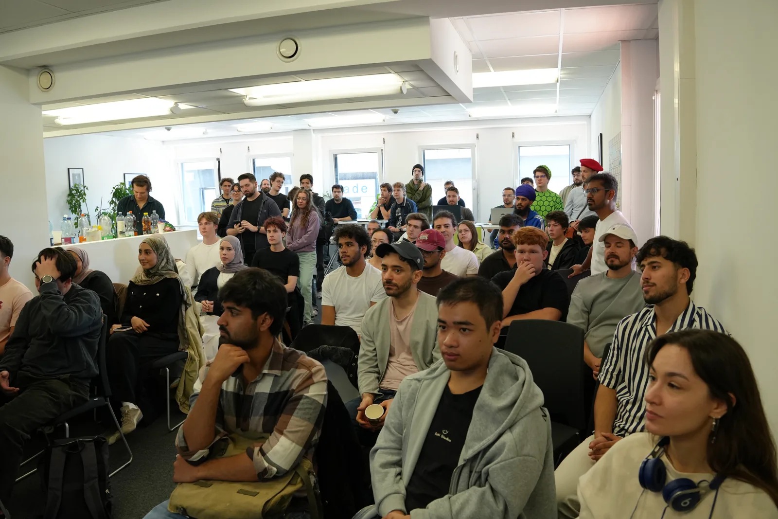 A full room at the opening briefing at HOIV.